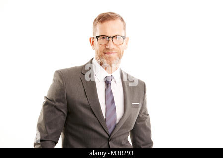 Erfolgreiche senior manager Unternehmer tragen Anzug, während gegen an vereinzelten weißen Hintergrund stehen. Stockfoto