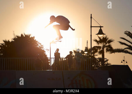 Junge skateboarding in der untergehenden Sonne, Arrecife, Lanzarote Stockfoto