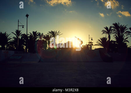 Junge skateboarding in der untergehenden Sonne, Arrecife, Lanzarote Stockfoto