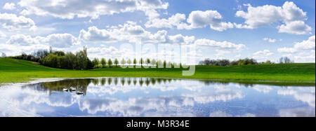 Panoramablick auf einem überschwemmten Feld in Norddeutschland, schöne Reflexionen an einem strahlenden Frühlingstag Stockfoto