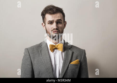 Closeup. frustriert Geschäftsmann auf grauem Hintergrund Stockfoto