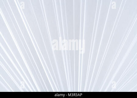 Weiße minimalistische symmetrische geometrische Muster der saubere Papierbögen, angeordnet als Fan. Stockfoto