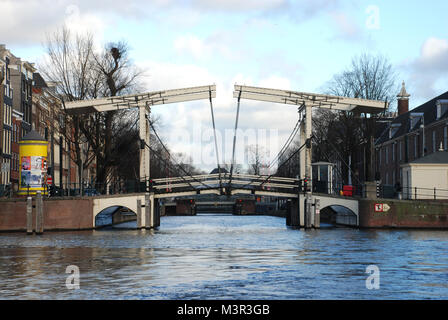 Walter Suskindbrug (ein doppelter Zugbrücke) über Nieuwe Herengracht in Amsterdam, Niederlande Stockfoto