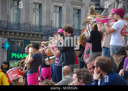 Straße Brass Band, vor Palais Garnier (Oper) in Paris, Frankreich Stockfoto