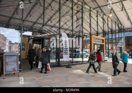 Preston's neue Innen- Markt jetzt öffnen. Auf einem nagelneuen Halle unter Teil der Grand Victorian Kabinendach zentriert, die verglasten überdachten Markt ermöglichen wird leicht in alle Winkel, die eine helle und luftige Atmosphäre. Die wiederhergestellten Vordach gibt ein echtes Gefühl von Höhe mit Vordach sitzt es unter die Händler mit einer einzigartigen und angenehmen Ort zu handeln. Stockfoto