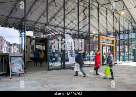 Preston's neue Innen- Markt jetzt öffnen. Auf einem nagelneuen Halle unter Teil der Grand Victorian Kabinendach zentriert, die verglasten überdachten Markt ermöglichen wird leicht in alle Winkel, die eine helle und luftige Atmosphäre. Die wiederhergestellten Vordach gibt ein echtes Gefühl von Höhe mit Vordach sitzt es unter die Händler mit einer einzigartigen und angenehmen Ort zu handeln. Stockfoto