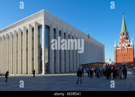 Moskau, Russland, Touristen in der Nähe der Staatlichen Kremlin Palace und die Dreiheit Turm der Moskauer Kreml Stockfoto