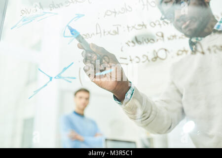 IT-Team Schreiben auf Glas im Büro Stockfoto