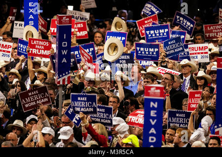 Cleveland, Ohio, USA, 21. Juli 2016 Delegierte aus verschiedenen Staaten halten Schilder zur Unterstützung des Präsidentschaftskandidaten Donald Trump an der Republican National Convention in der Quicken Arena. Stockfoto