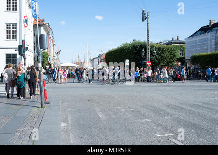 Crossing am Kongens Nytorv und Nyhavn in Kopenhagen an einem Sommertag mit vielen Radfahrer und Touristen Stockfoto