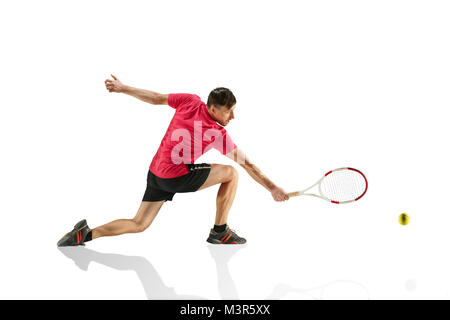 Ein kaukasischer Mann spielt Tennis Player auf weißem Hintergrund Stockfoto