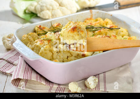 Herzhafte Blumenkohl Gratin mit Eiern, Joghurt und Käse frisch aus dem Ofen serviert. Stockfoto