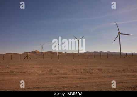 Windenergieanlagen in der Atacama-wüste, Chile. Stockfoto