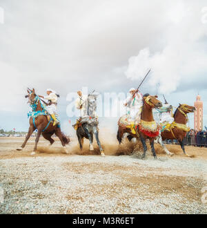 Pferde und Reiter laden mit den Pferden und schießen Musketen reenacting Krieg Angriff Szenen Mzoudia Tbourida in Marokko Stockfoto