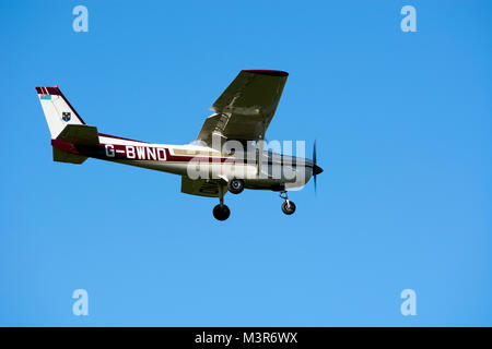 Cessna 152 nähert sich Wellesbourne Airfield, Warwickshire, Großbritannien (G-BWND) Stockfoto