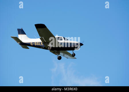 Piper PA -28-161 Cherokee Krieger II Wellesbourne Flugplatz nähert, Warwickshire, Großbritannien (G-BSLK) Stockfoto