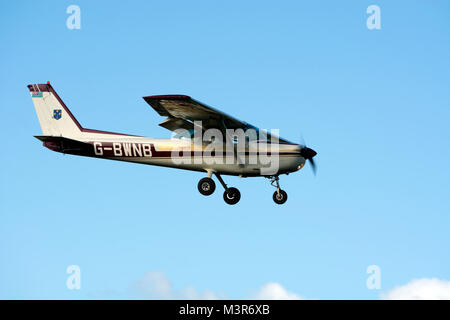 Cessna 152 nähert sich Wellesbourne Airfield, Warwickshire, Großbritannien (G-BWNB) Stockfoto