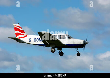 Piper PA -28-161 Cherokee Krieger II Wellesbourne Flugplatz nähert, Warwickshire, Großbritannien (G-OOMA) Stockfoto