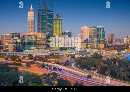 Perth. Stadtbild bild Skyline von Perth, Australien während des Sonnenuntergangs. Stockfoto