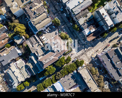 Blick von oben auf die Skyline von San Francisco in Kalifornien, USA. Es ist sonnig. Luftaufnahme. Horizontale. Stockfoto