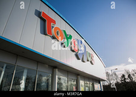 Toys R Us store front Tage nach der angekündigten Schließung werden 16 seiner Stores in Großbritannien würde. 12. Februar 2018, Warrington, Großbritannien, Stockfoto