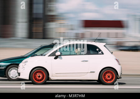 Minsk, Weißrussland - April 7, 2017: Weiße Farbe Fiat 500 Auto mit Frau Treiber im Zeitraffer auf der Straße. Stockfoto