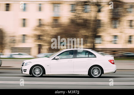 Minsk, Weißrussland - April 7, 2017: Weiße Farbe Mercedes-Benz C-Klasse im Zeitraffer auf der Straße. Stockfoto