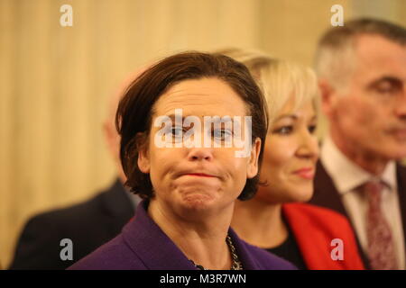 Sinn Fein Präsident Mary Lou McDonald (links) und Sinn Fein vice president Michelle O'Neill, im Gespräch mit den Medien in Stormont Parlament Gebäude als Premierminister Theresa May und Taoiseach Leo Varadkar halten crunch Gespräche in Stormont Haus inmitten wachsender Spekulationen, dass ein Abkommen zur Wiederherstellung powersharing Bekanten näher ist. Stockfoto