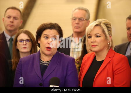 Sinn Fein Präsident Mary Lou McDonald (links) und Sinn Fein vice president Michelle O'Neill, im Gespräch mit den Medien in Stormont Parlament Gebäude als Premierminister Theresa May und Taoiseach Leo Varadkar halten crunch Gespräche in Stormont Haus inmitten wachsender Spekulationen, dass ein Abkommen zur Wiederherstellung powersharing Bekanten näher ist. Stockfoto