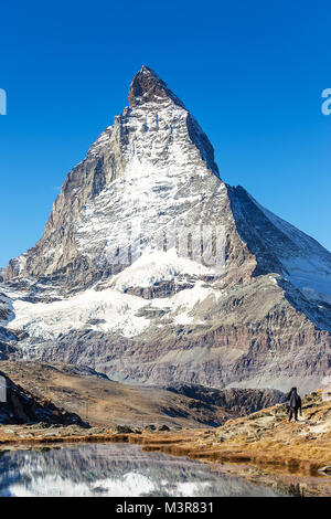 Matterhorn Blick vom Riffelsee See, zwischen Bahnhof Gornergrat auf hoher Berg in Zermatt, Schweiz Stockfoto