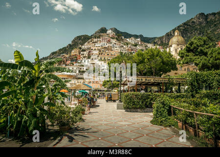 Positano, Italien - 10 August 2016: Touristen auf der Straße von Positano entfernt. Positano ist eine alte Stadt an der Amalfiküste in Italien gelegen. Stockfoto