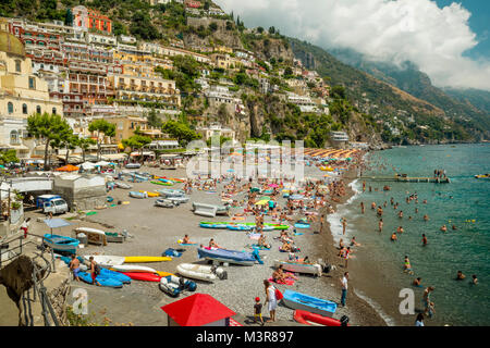 Positano, Italien - 10 August 2016: Touristen entspannen am Strand von Positano entfernt. Positano ist eine alte Stadt an der Amalfiküste in Italien gelegen. Stockfoto