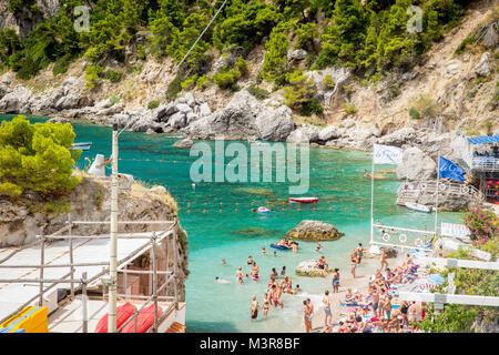 Die Insel Capri, Italien - August 06, 2016: die Menschen Erholung am Strand von Marina Piccola auf Capri in Italien Stockfoto