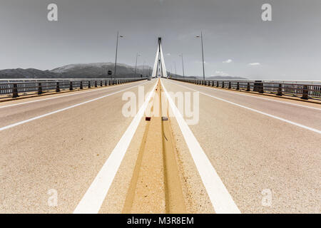 Weg zur Aufhängung Brücke über den Golf von Korinth Straße, Griechenland Stockfoto