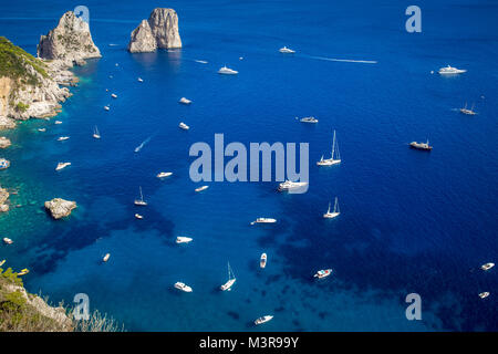 Yachten und Boote auf dem Meer in der Nähe der Insel Capri, Italien Stockfoto