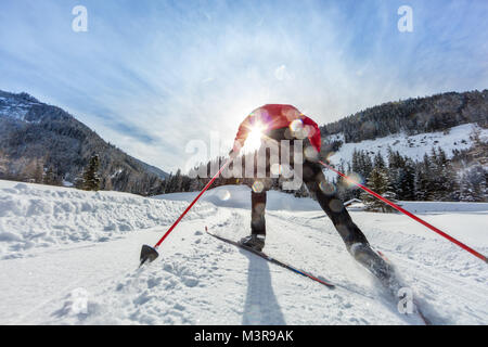 Langlaufen. Junger Mann tun, Bewegung im Freien. Winter Sport und gesunde Lebensweise. Rückseite anzeigen Stockfoto