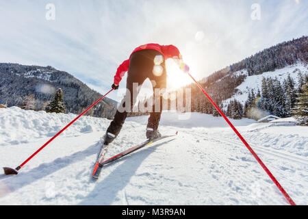 Langlaufen. Junger Mann tun, Bewegung im Freien. Winter Sport und gesunde Lebensweise. Rückseite anzeigen Stockfoto