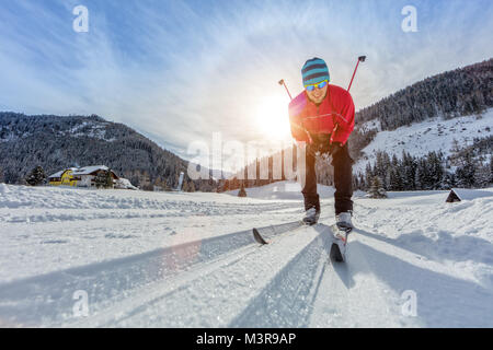 Langlaufen. Junger Mann tun, Bewegung im Freien. Winter Sport und gesunde Lebensweise. Stockfoto