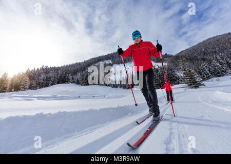 Langlaufen. Junger Mann und Frau tun, Bewegung im Freien. Winter Sport und gesunde Lebensweise. Stockfoto