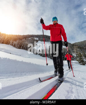 Langlaufen. Junger Mann und Frau tun, Bewegung im Freien. Winter Sport und gesunde Lebensweise. Stockfoto