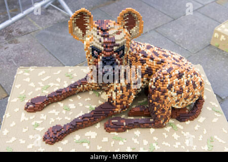 Lego Tiere auf Anzeige als Teil der Großen Backstein Safari bei Mermaid Quay, Cardiff Bay, Wales, von Hellen Ziegeln. Stockfoto