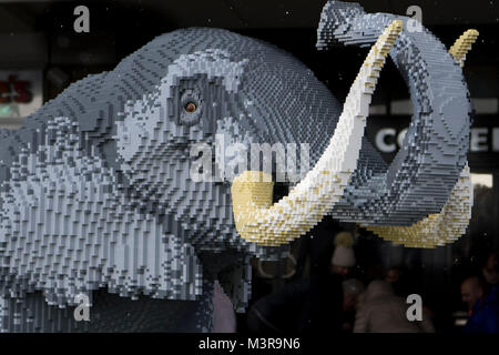 Lego Tiere auf Anzeige als Teil der Großen Backstein Safari bei Mermaid Quay, Cardiff Bay, Wales, von Hellen Ziegeln. Stockfoto