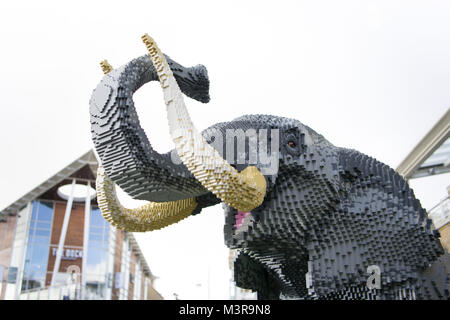 Lego Tiere auf Anzeige als Teil der Großen Backstein Safari bei Mermaid Quay, Cardiff Bay, Wales, von Hellen Ziegeln. Stockfoto