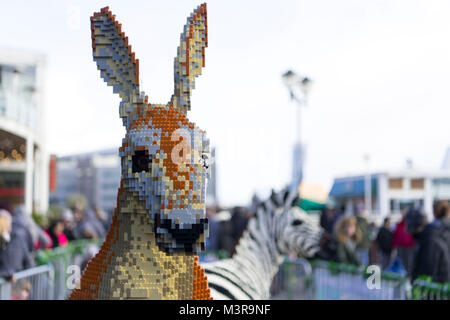 Lego Tiere auf Anzeige als Teil der Großen Backstein Safari bei Mermaid Quay, Cardiff Bay, Wales, von Hellen Ziegeln. Stockfoto