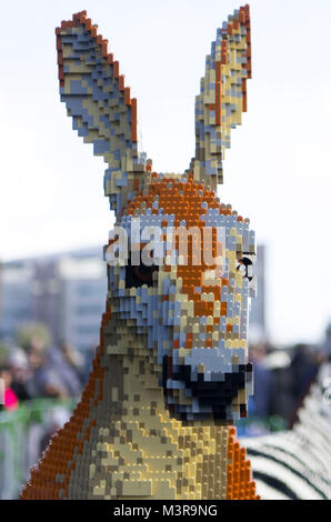 Lego Tiere auf Anzeige als Teil der Großen Backstein Safari bei Mermaid Quay, Cardiff Bay, Wales, von Hellen Ziegeln. Stockfoto