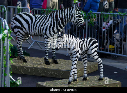 Lego Tiere auf Anzeige als Teil der Großen Backstein Safari bei Mermaid Quay, Cardiff Bay, Wales, von Hellen Ziegeln. Stockfoto