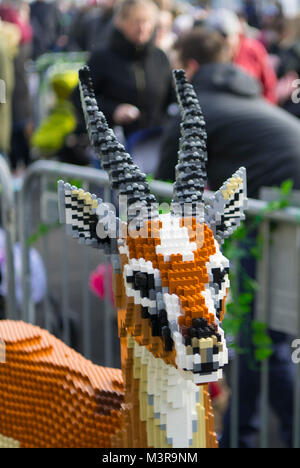 Lego Tiere auf Anzeige als Teil der Großen Backstein Safari bei Mermaid Quay, Cardiff Bay, Wales, von Hellen Ziegeln. Stockfoto