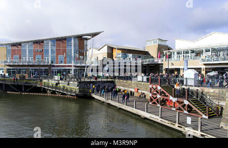 Eine allgemeine Ansicht der Mermaid Quay in Cardiff Bay an einem warmen sonnigen Tag mit blauen Himmel in Cardiff, South Wales, UK. Stockfoto