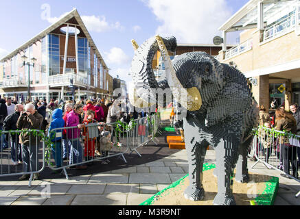 Lego Tiere auf Anzeige als Teil der Großen Backstein Safari bei Mermaid Quay, Cardiff Bay, Wales, von Hellen Ziegeln. Stockfoto