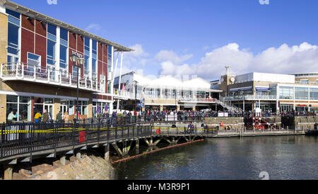 Eine allgemeine Ansicht der Mermaid Quay in Cardiff Bay an einem warmen sonnigen Tag mit blauen Himmel in Cardiff, South Wales, UK. Stockfoto